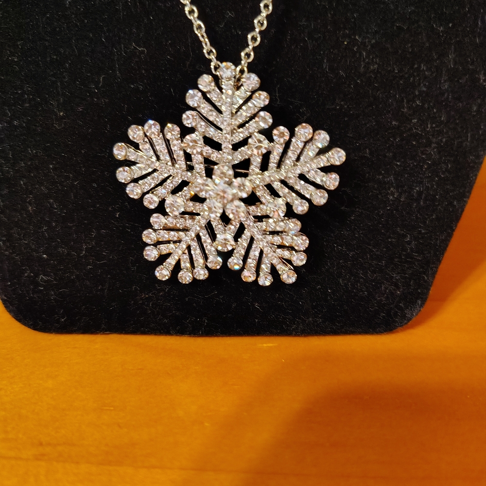 Fragrant Jewels Silver Snowflake Necklace